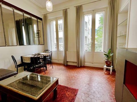 Quartier Haute Ville, Toulon À la recherche d'un appartement élégant et bien situé à Toulon ? Ne cherchez pas plus loin ! Cette propriété, nichée dans le charmant quartier de Haute Ville, offre un cadre de vie incomparable, imprégné d'histoire et de ...