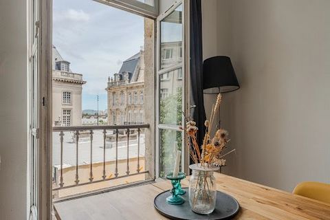 Découvrez ce magnifique appartement T5 traversant, offrant un potentiel exceptionnel après quelques rafraîchissements. Situé dans un cadre privilégié, il combine espace, luminosité et vues imprenables pour un confort de vie optimal. Composé de 4 cham...