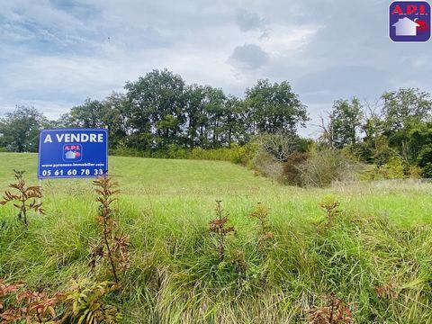 Entdecken Sie dieses wunderschöne Baugrundstück in idealer Lage in CAMPAGNE SUR ARIZE. Nur einen Steinwurf von den Annehmlichkeiten und der Chant'Arize-Schule und nur 1 Stunde von Toulouse entfernt. AGENCE PYRENEES IMMOBILIER (API) - POETTE Jessica -...