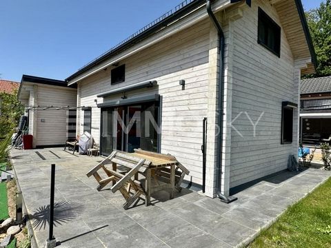 Ihre Airbnb-Chance: 6,5% Rendite warten auf Sie Willkommen in Ihrem Traumhaus! Dieses einzigartige Blockholzhaus aus Kiefernholz bietet Ihnen nicht nur eine erstklassige Wohnatmosphäre, sondern auch ein Höchstmaß an Komfort und Luxus. Mit einer Wands...