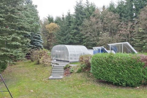 Dieses Ferienhaus befindet sich auf einem 1.500 qm großen Grundstück in Beerheide, einem anerkannten Erholungsort im Vogtland. Es ist sehr geräumig und mit viel Liebe zum Detail eingerichtet. Holzdecken verleihen zudem jedem Zimmer einen ländlichen C...