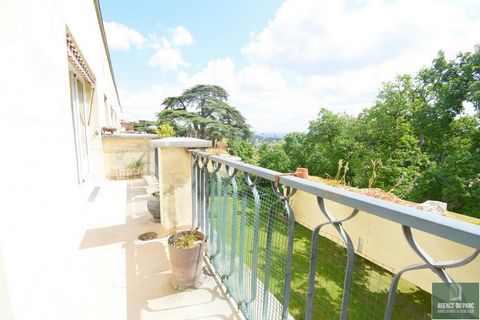 L'agence du Parc a le plaisir de vous présenter un appartement de 92m2 en dernier étage et parfait état avec une vue très dégagée sur la verdure et Paris, situé dans une résidence nichée dans la verdure. L'appartement comprend une entrée, un grand do...