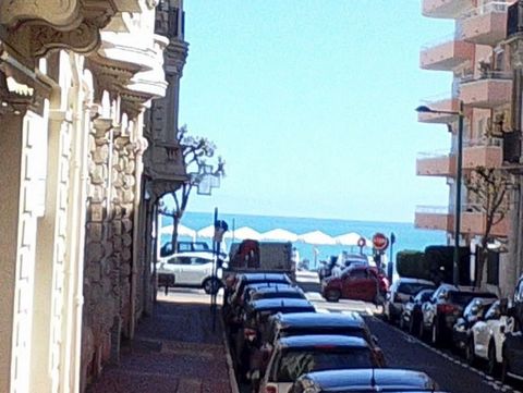 A deux pas des plages et 300 mètre du Casino de Menton, dans un très bel immeuble Art déco, deux pièces atypique ainsi composé: séjour, coin cuisine, salle d'eau, mezzanine 13,52 m2 ( hauteur 1,80)ainsi qu'une pièce en entresol avec soupirail de 18,7...