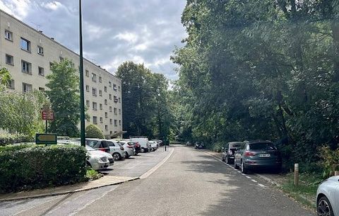 Chambre de service 9,2 m² Ville-d'Avray - Secteur Monastère - Louée Dans un environnement résidentiel paisible et verdoyant, cette chambre de service de 9,2 m² se situe au rez-de-chaussée d'un immeuble bien entretenu. Le bien est loué depuis 2009 à u...