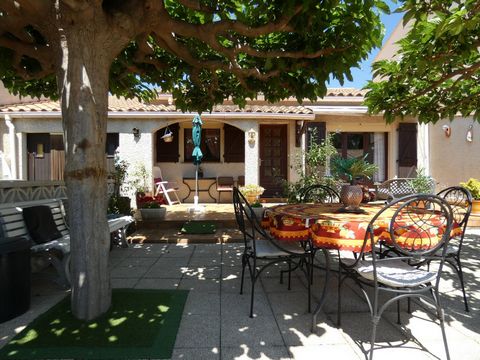 Villa plain pied d'environ 100 m² avec jardin piscinable et grand garage.