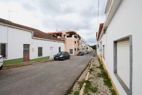 Apresentamos este acolhedor apartamento T2, localizado num prédio calmo e bem cuidado, no centro de Tunes, concelho de Silves. Uma excelente oportunidade tanto para habitação própria como para investimento. O imóvel é composto por dois quartos com bo...