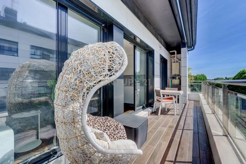 Ubicado en una de las urbanizaciones privadas más exclusivas de Miramón, con piscina, gimnasio, pistas de pádel, vestuarios, jardines y parque infantil, la seguridad y el confort cotidiano están garantizados. Este moderno piso destaca por su diseño, ...