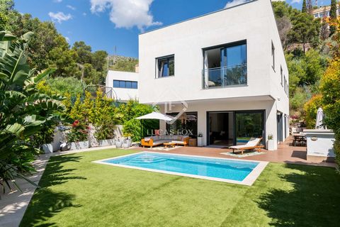 Lucas Fox presenta esta exclusiva casa moderna de obra nueva, construida en 2022, en la zona de Rat-Penat, Sitges, con amplios espacios, terrazas y piscina privada. La vivienda se asienta sobre una parcela de 704 m² con una superficie construida de 4...