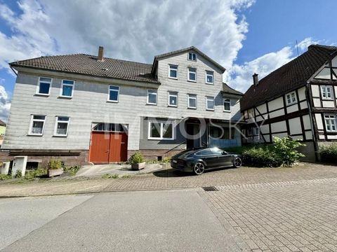 Welkom! Veel potentieel in het hart van Eschershausen! Dit woon- en bedrijfsgebouw direct aan de Markt biedt u een zeldzame kans: ongeveer 313 m² woon- en gebruiksruimte, verdeeld over vijf wooneenheden en een aantrekkelijke commerciële ruimte op de ...