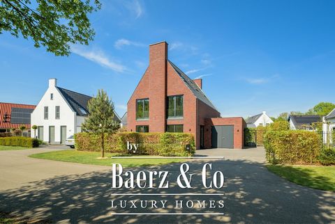 Deze prachtige, luxe afgewerkte villa is vrij gelegen op een ruim perceel, aan de rand van een moderne kleinschalige villawijk, direct grenzend aan het bos (Cadettenkamp). Deze ruim opgezette villa biedt o.a. een lichte, tuingerichte woonkamer met ee...