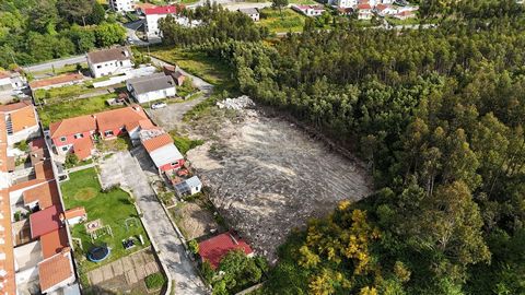 Apresentamos-lhe uma magnífica oportunidade de investimento em Lustosa, no concelho de Lousada: um terreno generoso com 1.974 m², ideal para quem procura construir a casa dos seus sonhos ou desenvolver um projeto imobiliário de qualidade, num local t...