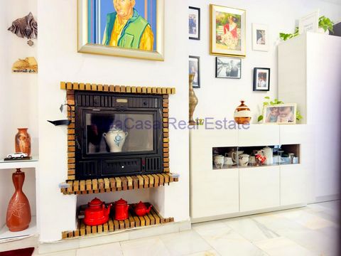 Chalet Adosado en Churriana: Espacioso, confortable, y con máxima Eficiencia Energética. Tres plantas, muy bien distribuidas, planta baja con terraza, porche, amplio salón con chimenea, moderna y funcional cocina, aseo y patio Planta primera, con tre...