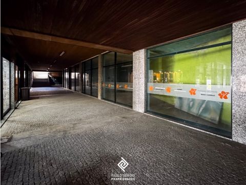 Apresentamos um imóvel singular, inserido numa carteira de desinvestimento, com características ideais para investidores ou empresas que procuram uma localização premium, altamente versátil e com grande potencial de valorização. Este espaço é compost...
