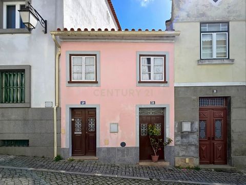 Apresentamos esta moradia típica, localizada no centro da pitoresca vila de Monchique. De construção anterior a 1951, este imóvel de dois pisos destaca-se por ter duas entradas independentes, uma excelente oportunidade para quem pretende rentabilizar...