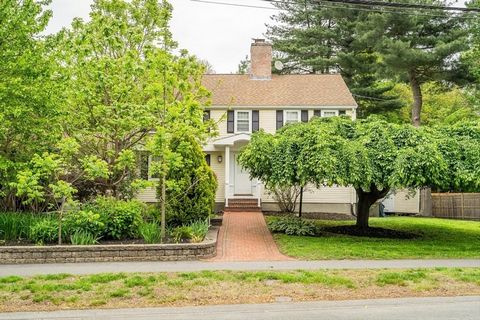 This well-appointed 5-bedroom, 4.5-bathroom home sits on an approximately 17,242 SF lot. The primary bedroom suite is located on the 1st floor, providing a private & convenient space. The home features an in-ground pool & separate pool house, perfect...