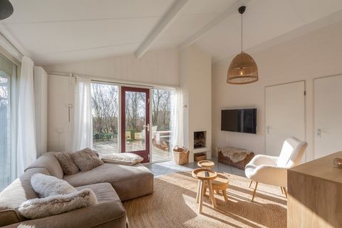 Dit prachtig ingerichte vakantiehuis biedt een ontspannen toevluchtsoord in een rustige parkachtige omgeving, op slechts 15 minuten lopen van het prachtige strand van Petten. Ideaal voor gezinnen of groepen, het beschikt over drie comfortabele slaapk...