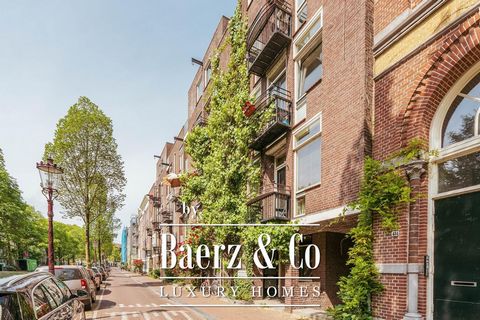 Egelantiersgracht 510, 1015 RR Amsterdam In het hart van de geliefde Jordaan, tussen de Prinsengracht en Lijnbaansgracht, bevindt zich dit charmante en karaktervolle bovenhuis van ca. 105m². Het appartement is verdeeld over twee verdiepingen en besch...