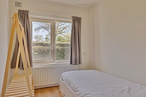Welkom bij je ideale toevluchtsoord in Biggekerke! Dit charmante vakantiehuis biedt een gezellige en uitnodigende sfeer, perfect voor een ontspannen uitje. De ruime woonkamer is voorzien van een eettafel en een comfortabele zithoek, waardoor een idea...