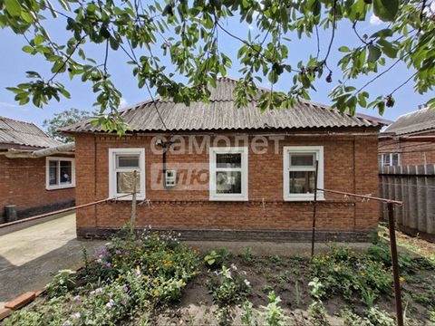 Продаётся теплый и уютный дом в г. Славянск-на-Кубани.В доме три комнаты. Сделан классический ремонт. Окна пластиковые. Кухня и ванная в отдельном строении. Бетонированный двор, хоз. постройки, два гаража. Большой участок, фасад 20 метров все коммуни...