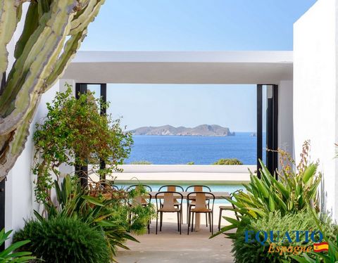 Gelegen in Calo d'en Real, EXCLUSIEVE villa die luxe en comfort harmonieus combineert, . . . in de 1e Zeelinie Genesteld aan de pittoreske westkust van het eiland Ibiza, moderne villa van 417 m² woonoppervlak op één niveau, met een ADEMBENEMEND UITZI...