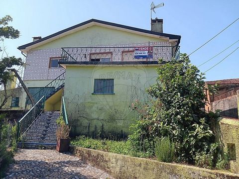 Apresento-lhe esta moradia T3 localizada em Cucujães, Oliveira de Azeméis, com potencial de transformação, ideal para quem procura espaço, conforto e um estilo de vida mais próximo à natureza. Com dois pisos, esta propriedade oferece duas cozinhas, u...