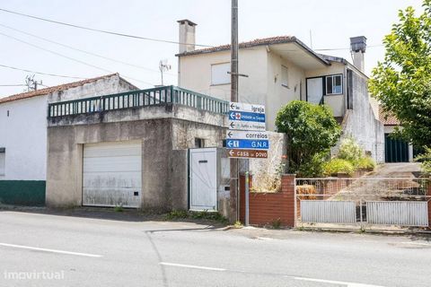 Moradia com 3 Quartos em Zona Privilegiada Esta moradia, situada numa zona privilegiada e repleta de comércio e serviços, oferece uma excelente oportunidade para quem procura conforto, espaço e potencial de valorização. Características principais: 3 ...