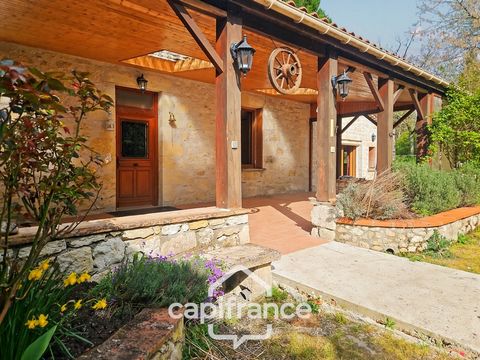 Domaine de caractère en pierre avec dépendances, lac et parc arboré,295 m² habitables, 2.5 hectares