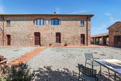 Questa accogliente villa al primo piano, situata in Strada Comunale di Montelopio 48 a Fabbrica, Peccioli, è ideale per le famiglie. Comprende un luminoso soggiorno, una cucina a vista con piano cottura, forno e frigo-congelatore, una camera matrimon...