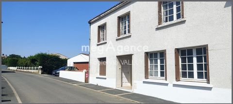 BELLE MAISON A RAFRAICHIR AVEC GARAGE DOUBLE et CHAI proche SURGERES