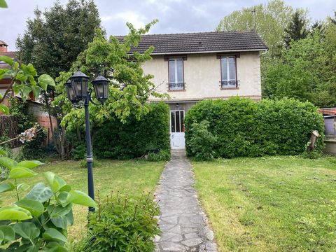 Vous recherchez une maison de caractère offrant à la fois charme, espace et potentiel ? Cette belle demeure ancienne, toujours entretenue et actuellement habitée par une famille, pourrait bien répondre à vos attentes. Avec ses volumes généreux et son...