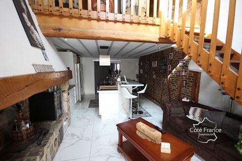 In idealer Lage im Herzen von Revin, nur 30 Minuten von Charleville-Mézières entfernt, erwartet Sie dieses schöne Haus mit Blick auf das Ufer der Maas. Die hellen Räume und die bezaubernde Umgebung werden Sie sicher verführen. Im Erdgeschoss befinden...