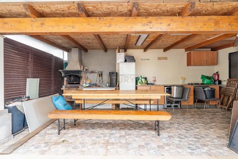 A moradia geminada numa das pontas obtendo um um excelente espaço exterior. A Moradia é composta por 3 quartos no 1 andar , um dos quartos é em suite e conta com uma casa de banho de apoio aos outros dois quartos. No Rés-do-chão tem cozinha equipada ...