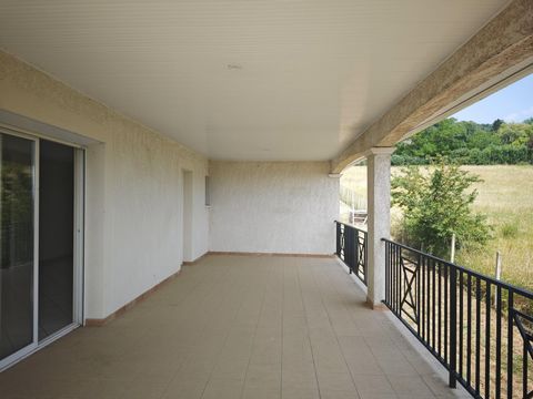 Grisolles , proche gare , villa T5 de 139m² avec un sous sol sur une parcelle de 1300m2.