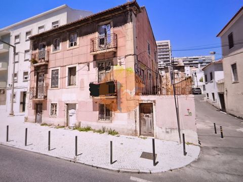 Building with project in the Municipality of Lisbon - Benfica - NA Estrada de Benfica. We present an excellent investment opportunity in Estrada de Benfica, in the heart of the Parish of São Domingos de Benfica. These are vacant buildings, in total o...