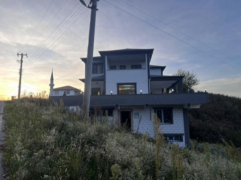 Gloednieuwe Villa Volledig uitzicht op het bos en de bergen 4 verdiepingen 2 salons Kamers Groot terras Balkons Privé Villa Verbazingwekkende natuur is omgeven 970m2 Oppervlakte terrein 470m2 Villa grootte Naast de moskee 5 min. naar het centrum van ...