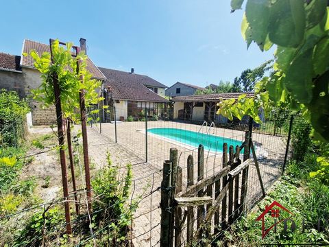 Située dans un environnement calme, à 7 kms de Corre et de sa marina, venez découvrir cette spacieuse maison habitable de plain-pied d’environ 220 m2 , offrant un énorme potentiel après quelques travaux d’amélioration. Extérieurs & cadre de vie Profi...
