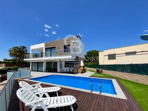 Welcome to this stunning luxury villa, newly constructed in 2017, nestled in the picturesque town of Sant Feliu de Guíxols. This magnificent residence offers a perfect blend of modern design and coastal charm, featuring direct sea views that will tak...