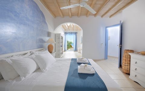 Met een perfecte mix van architecturale verfijning, modern comfort en absolute privacy is deze uitzonderlijke villa van 800 m² in Agios Lazaros een waar juweeltje. Het ligt op een perceel van 4.300 m² aan zee en profiteert van privétoegang tot de zee...