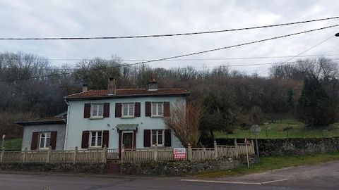 70210 Demangevelle, village crossed by the Vosges canal, river Coney, cycle path, close to shops and schools, college Independent house offering, an entrance, kitchen equipped with a stove, living room with insert, bathroom with bath, toilet, bedroom...