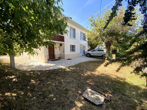"Maison spacieuse à Villeneuve-sur-Lot, calme et confort."