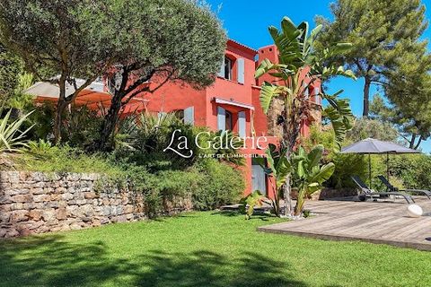 Exclusivity La Galerie The Art of Real Estate - Hyères SEA VIEW in a highly sought-after area of Costebelle, 5 minutes from shops, 10 minutes from the train station/airport, 5 minutes from schools, 5 minutes from the beaches. Completely renovated vil...