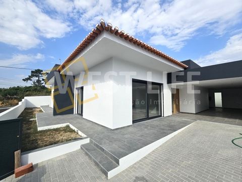 Private condominium consisting of 3 equal single storey villas with the possibility of building swimming pools, endowed with privacy and designed with direct contact with nature in mind, promoting the well-being and privacy of those who live in it, g...
