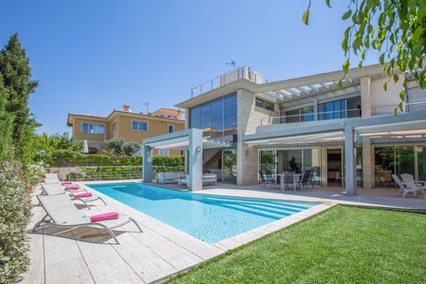 Spectacular 3-storey luxury villa in the upscale residential area of Son Veri Nou, located in the coastal area of Llucmajor. This unique home features domotics, it overlooks the village and sea and 10 people can comfortably sleep in it. This property...