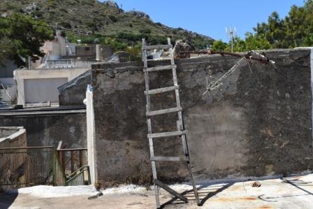 Kato Chorio House of 80m2 on two floors for renovation. The property is located on a plot of 80m2. It consists of 4 rooms and has a courtyard and a terrace. The water and electricity are nearby. Lastly, it has views to the village and mountains.