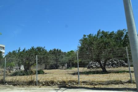 Ierapetra Plot of land of 1400m2 in the town plan divided into two plots. It can build up to 800m2 in total. Water and electricity are nearby and it has good access and parking area. Lastly, the plot enjoys views to the town.
