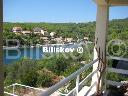 Korcula, near Vela Luka, detached house in the second row from the sea, 30m from the sea, 143m2 with an auxiliary building of 18m2 on a plot of 400m2. On the ground floor there is an apartment of 28m2. On the first floor is a comfortable two bedroom ...