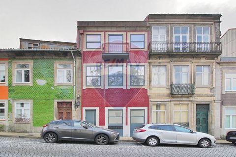 Descrição Excelente solução de investimento em pleno coração da Cidade do Porto. Predio constituido por R/C, 1andar e 2andar, com jardins nas traseiras, 5 apartamentos (3 T0,1 T1+1 e T1 Duplex), com jardins no total de área 58.60m², completamente ren...