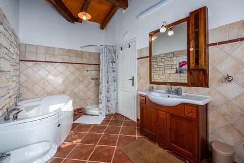 Cette maison de vacances à Tinjan en Istrie est idéale pour un grand groupe d'amis ou 4 couples. Il y a une piscine privée et chauffée dans les locaux, de sorte que vous pouvez profiter de plongées rafraîchissantes et battre les étés torrides avec st...