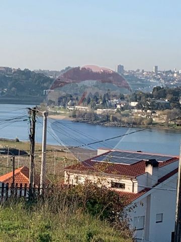 Description Land for construction with a total area of 288m² with river views. Allotment permit with assent and authorization for construction of single-family semi-family buildings of basement, ground floor and floor. Distance of 200m from the Douro...