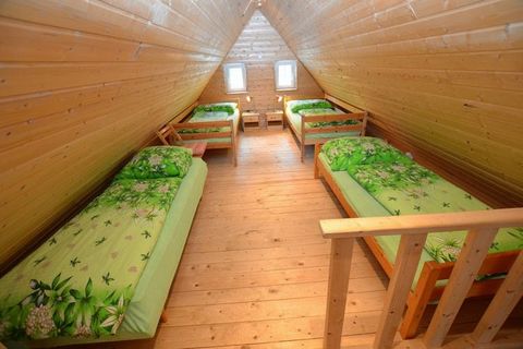 Dit fijne vakantiehuis ligt in Malecov in Tsjechië. Er zijn 3 slaapkamers die aan 9 personen een een slaapplek bieden. Het is de perfecte accommodatie voor een vakantie met de familie. Het ligt in een prachtige, bosrijke omgeving. Het gezellige vakan...